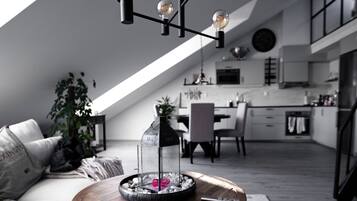 Smart-tv, eldstad, en stereo och datorskärmar