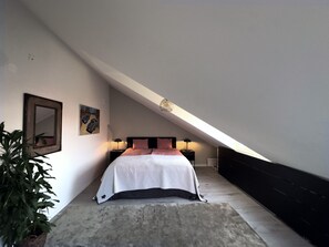 2 soverom, skrivebord, strykejern/-brett og wi-fi