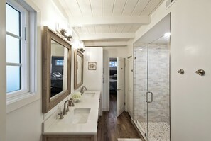 Hair dryer, towels, soap, shampoo - Pristine Balboa Harborside Retreat, with AC and Private Patio - 3BR/2BA (Newport Beach)