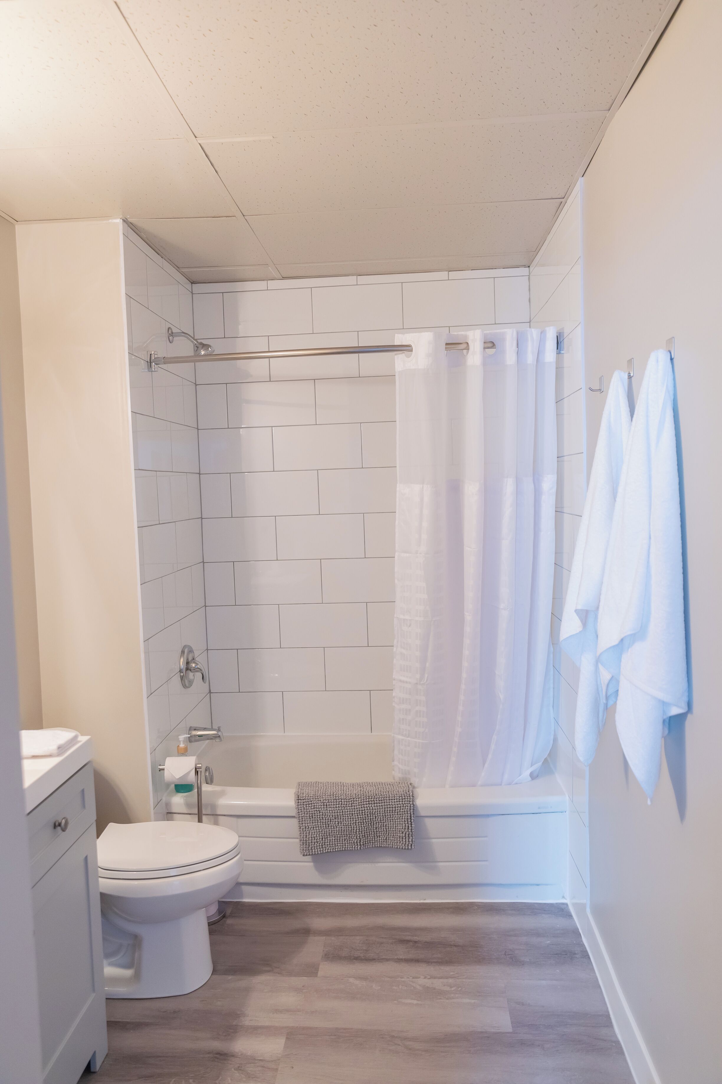 Badkar/dusch, handdukar, tvål och schampo