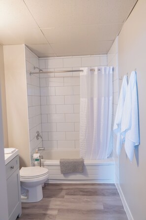 Combined shower/tub, towels, soap, shampoo - The Bala Bay Inn (Bala)