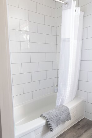 Combined shower/tub, towels, soap, shampoo - The Bala Bay Inn (Bala)