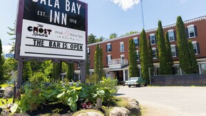 Unclassified image, 4 of 27, button - The Bala Bay Inn (Bala)