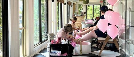 Kroppsbehandlingar, 2 behandlingsrum, manikyr och pedikyr och massage