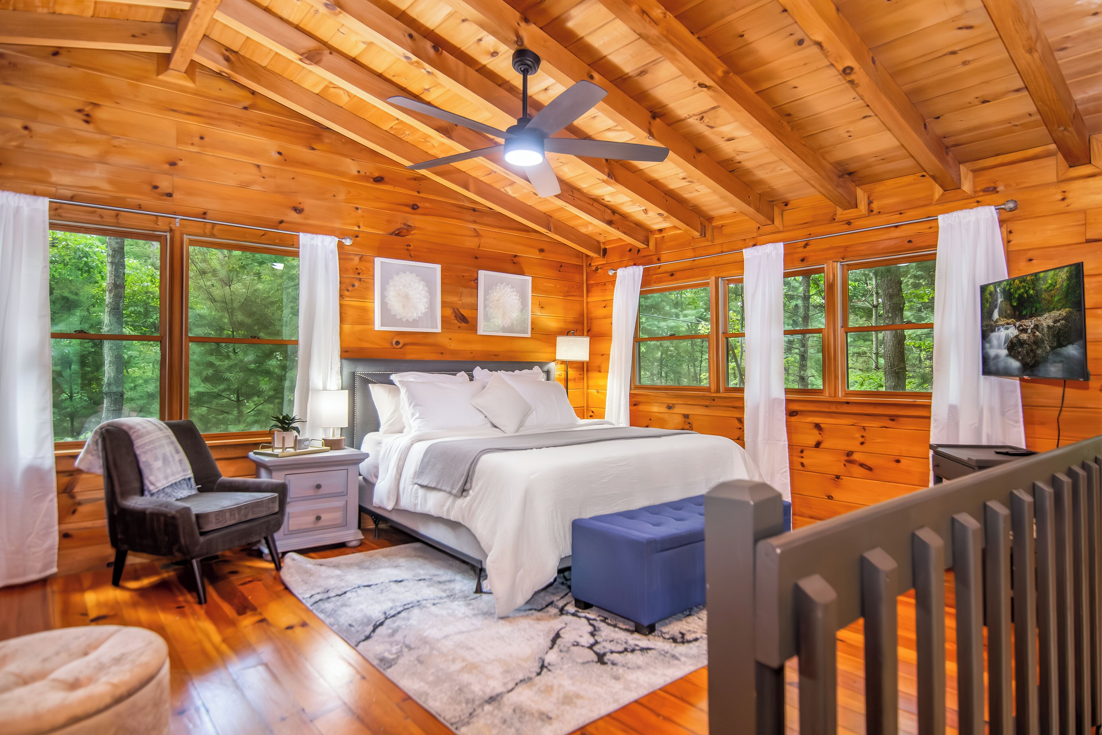 4 soveværelser, pengeskab på værelset, skrivebord, strygejern/strygebræt