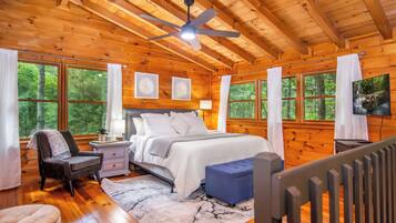 4 soveværelser, pengeskab på værelset, skrivebord, strygejern/strygebræt