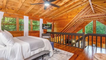 4 間睡房、房內夾萬、書桌、熨斗/熨衫板