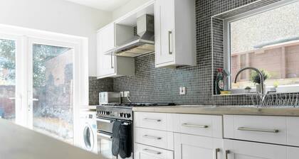 Open Mind Property - 6 Beds & Free Parking