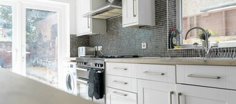 Open Mind Property - 6 Beds & Free Parking