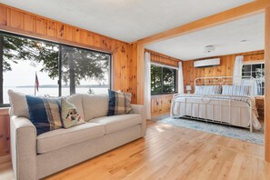 Smart TV, stereo - Sebago Lake Direct Waterfront 3bed 2bath with Sandy Beach, Mooring and Boat Dock (Raymond)
