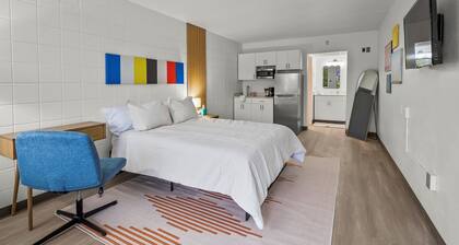 Stay Downtown, Free Gated Parking, Renovated Studio! 524