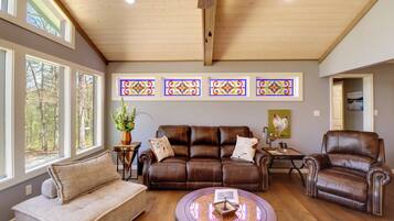 Smart TV, fireplace, stereo