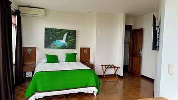 Standardzimmer | Zimmersafe, Schreibtisch, laptopgeeigneter Arbeitsplatz