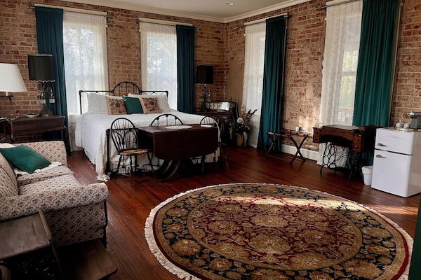 Deluxe Room, 1 King Bed | Minibar, individually decorated, individually furnished
