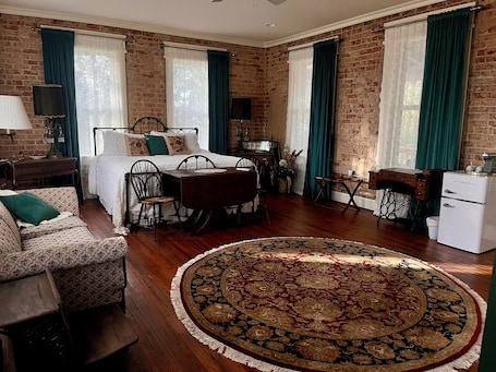 Deluxe Room, 1 King Bed | Minibar, individually decorated, individually furnished