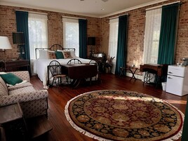 Deluxe Room, 1 King Bed | Minibar, individually decorated, individually furnished