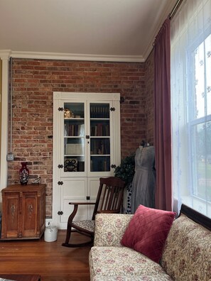 Interior - Tanglewood Inn (Greenville)