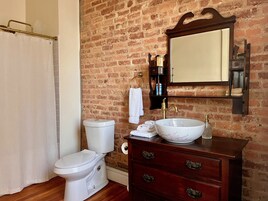 Deluxe Studio, 2 Double Beds | Bathroom