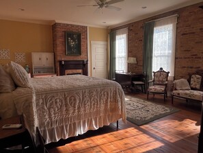 Deluxe Studio, 1 King Bed - Tanglewood Inn (Greenville)