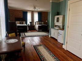 Estudio Deluxe, 2 camas dobles | Minibar, decoración individual, mobiliario individual