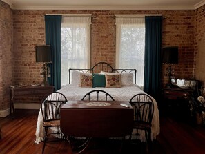 Deluxe Room, 1 King Bed | Minibar, individually decorated, individually furnished - Tanglewood Inn (Greenville)