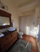 Estudio Deluxe, 1 cama de matrimonio grande | Baño | Ducha y bañera combinadas, secador de pelo, toallas y jabón