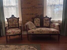 Deluxe Studio, 1 King Bed | Minibar, individually decorated, individually furnished