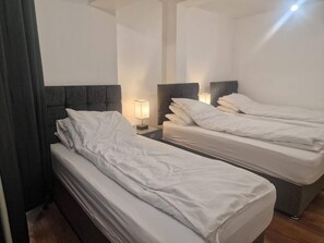 1 slaapkamer, een kluis op de kamer, een bureau, wifi