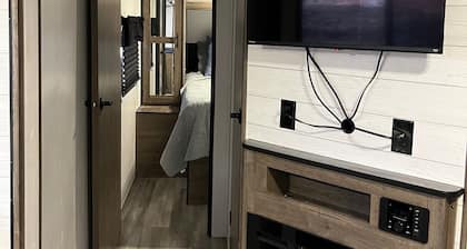Cozy 2-bedroom RV in peaceful San Acacia! StarLink Internet