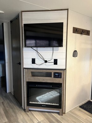 Interior - Cozy 2-bedroom RV in peaceful San Acacia! StarLink Internet (San Acacia)
