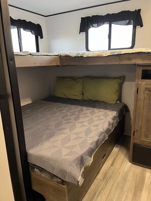 2 bedrooms, WiFi, bed sheets - Cozy 2-bedroom RV in peaceful San Acacia! StarLink Internet (San Acacia)