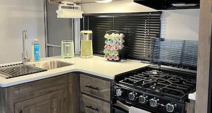 Cozy 2-bedroom RV in peaceful San Acacia! StarLink Internet
