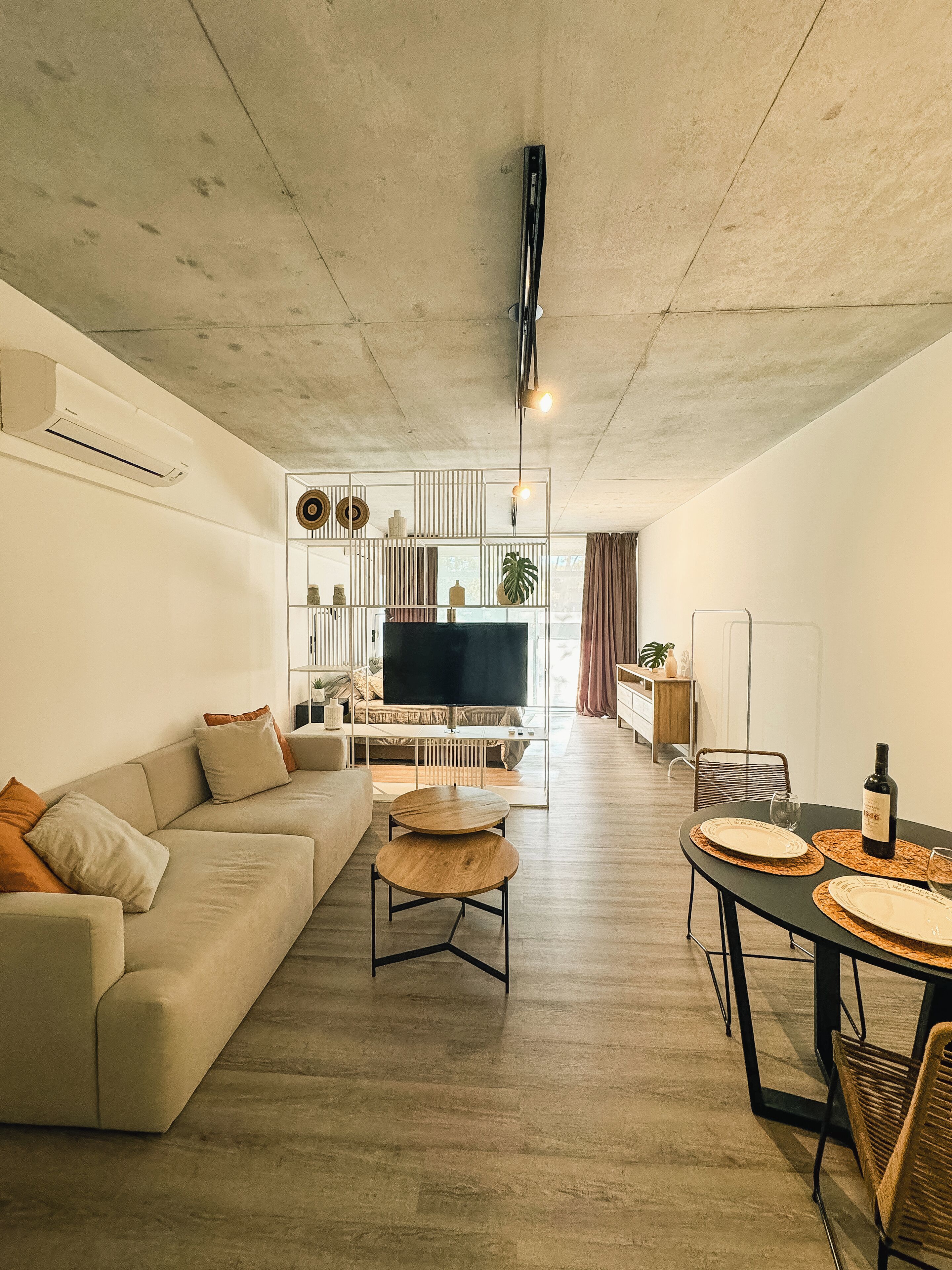 Estúdio luxo, sacada, vista para o rio | Área de estar | Smart TV 42 polegadas com canais a cabo, Netflix, filmes pagos