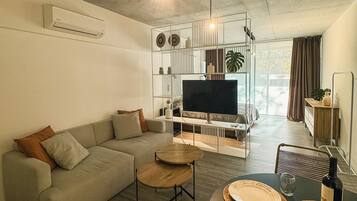 Estúdio luxo, sacada, vista para o rio | Sala de jantar