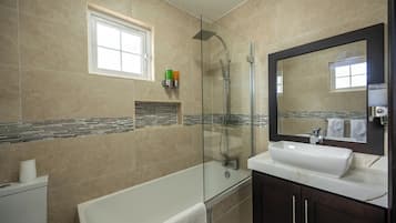 Comfort Double Room | Bathroom | Free toiletries, towels, soap, shampoo