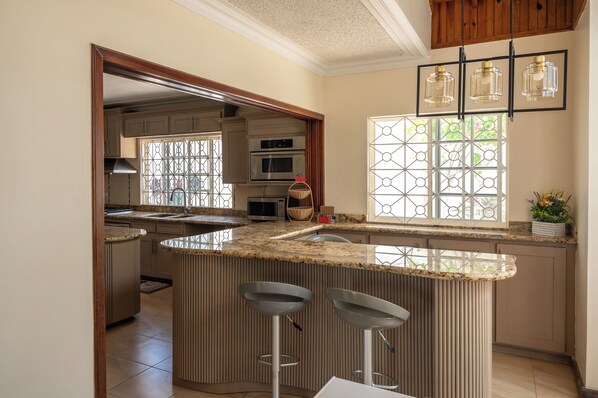 Refrigerador, placa de cocina, utensilios de cocina