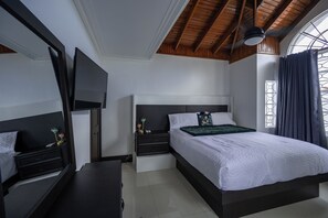 Habitació doble Comfort | Espai de treball apte per a portàtils i cortines opaques 