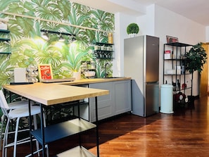 Kühlschrank, Mikrowelle, Herdplatte, Wasserkocher