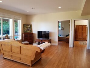 6 bedrooms, desk, iron/ironing board, WiFi - The Dragonfly House — Expansive Dual-Kitchen Retreat (Point Roberts)