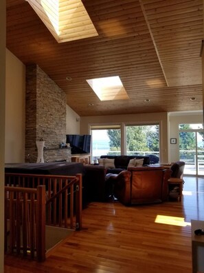 TV, fireplace - The Dragonfly House — Expansive Dual-Kitchen Retreat (Point Roberts)