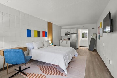 Stay Downtown, Free Gated Parking, Renovated Studio! 525