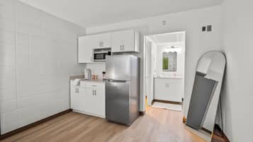 Kühlschrank, Mikrowelle, Wasserkocher mit Kaffee-/Teezubehör, Toaster