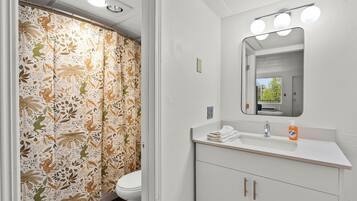 Asciugacapelli, asciugamani, sapone, shampoo