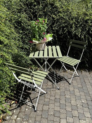 Outdoor dining - Sit back and relax - in this quiet, stylish accommodation (Wiesbaden)