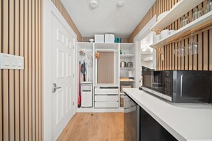 Interior - Cozy Creek Den - Studio w Hot Tub & Pool (Whistler)