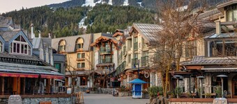 Cozy Creek Den - Studio w Hot Tub & Pool