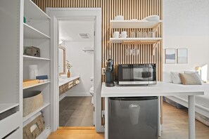 Iron/ironing board, free WiFi, bed sheets - Cozy Creek Den - Studio w Hot Tub & Pool (Whistler)