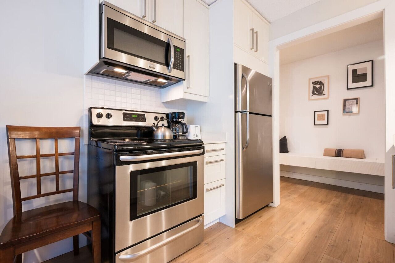 Een koelkast, een microgolfoven, een oven, een kookplaat