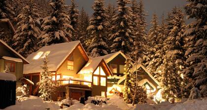 Creekside Oasis - 4 Beds w Pool & Hot tub