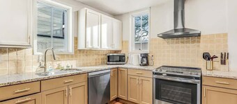 Spacious 4BR Duplex Unit - Walk to Asbury Beach !